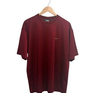 Vintage Y2K Nike Men’s Maroon Short Sleeve T-Shirt with Swoosh